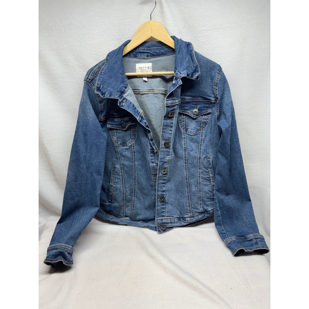 Torrid Denim‎ Jacket Blue Classic Fit Button Front Trucker Style Women Size 2